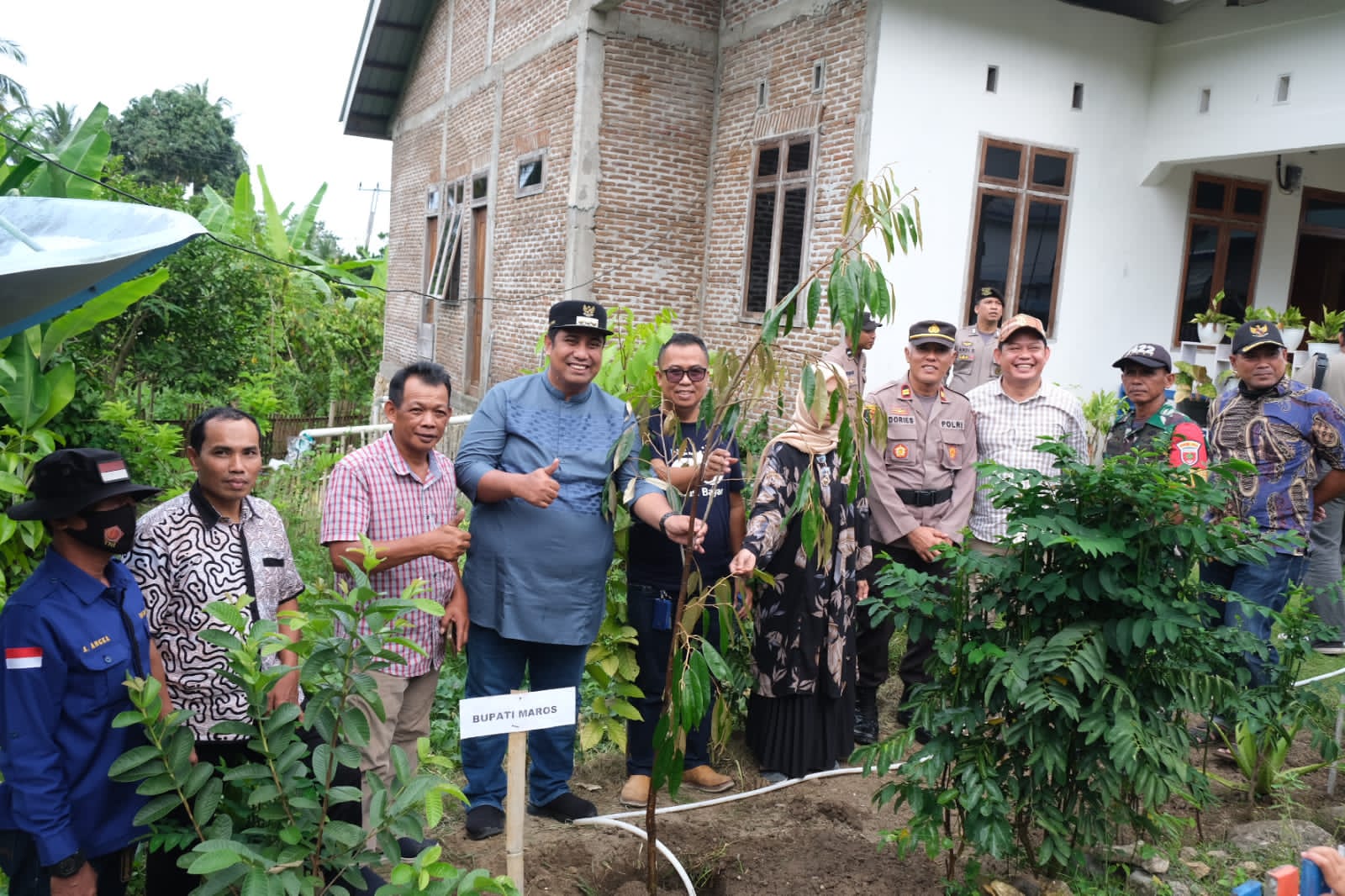 Pencanangan Kampung Durian, Bupati Maros Tanam Bibit Durian di Halaman Rumah Warga